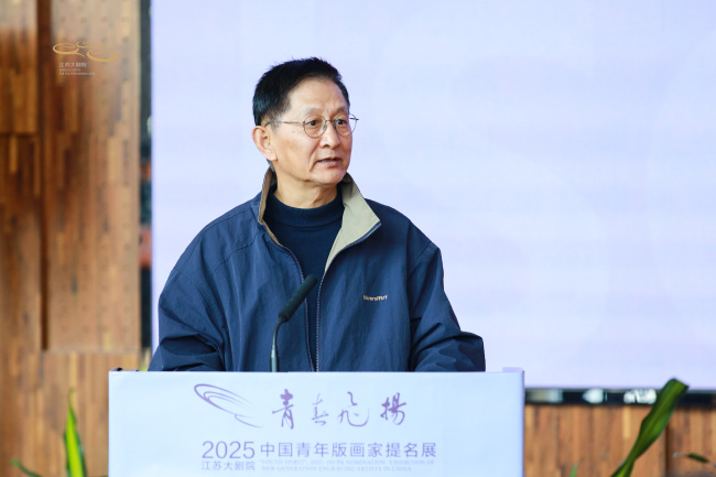 策展人陈超介绍展览情况东启网