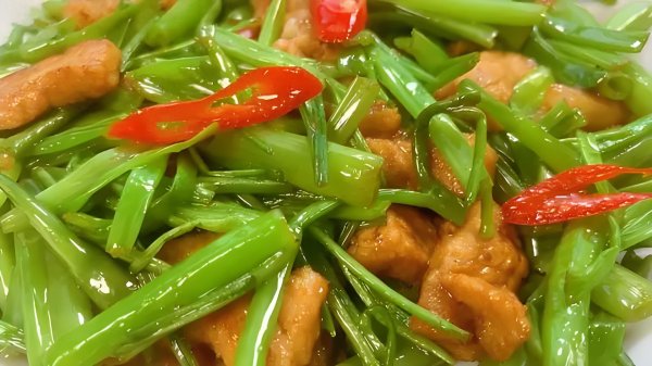 配先查 炒空心菜，别直接下锅炒！教你正确做法，清脆爽口，不发黄不出水