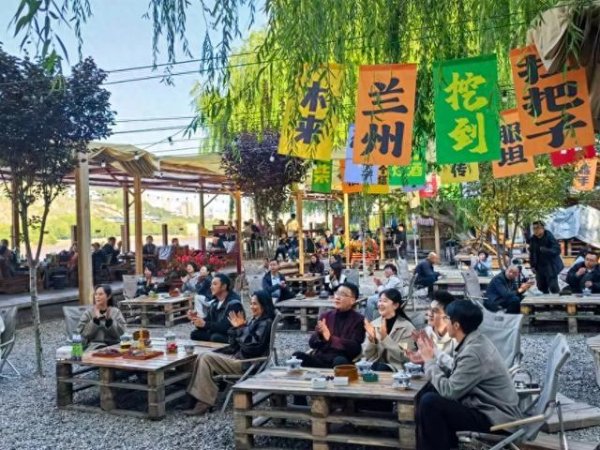华锋优配快线 坐筏子、学方言、唱“花儿”！尼格买提韦唯沉浸式体验金城魅力